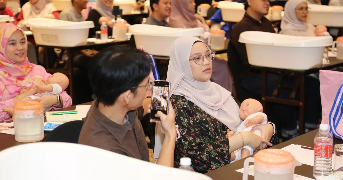 Bakal 'Parents' Belajar Ilmu Kelahiran & Persediaan Timang Cahaya Mata Di Mega Antenatal Class 2026 16 Bakal ‘Parents’ Belajar Ilmu Kelahiran & Persediaan Timang Cahaya Mata Di Mega Antenatal Class 2026