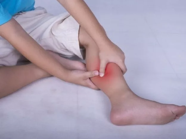 Anak Kerap Mengadu Sakit Kaki Waktu Malam? Doktor Jelaskan Ia Mungkin ‘Growing Pains’
