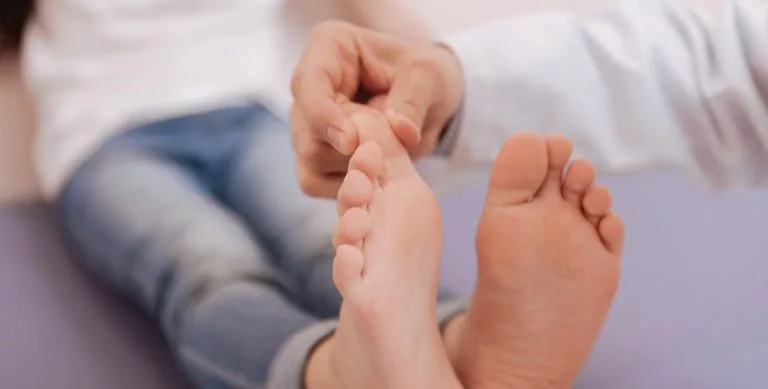 Anak Kerap Mengadu Sakit Kaki Waktu Malam? Doktor Jelaskan Ia Mungkin ‘Growing Pains’