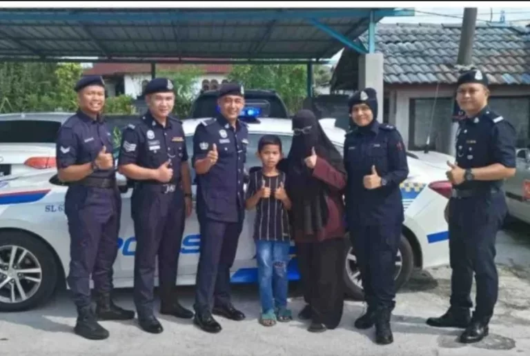 Anak Autisme Minat Polis, Tak Sangka PDRM Datang Rumah Buat Kejutan! 6 Anak Autisme Minat Polis, Tak Sangka PDRM Datang Rumah Buat Kejutan!