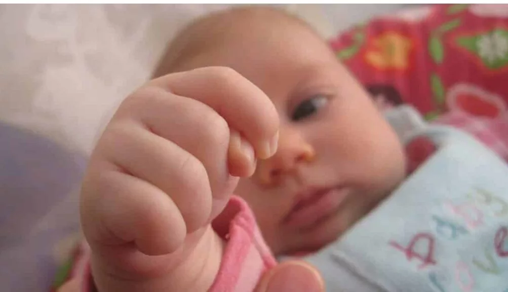 Ini 7 Petunjuk Bayi Sedang Cuba Beritahu Sesuatu Tak Kena, Ibu Ayah Jangan Abaikan!
