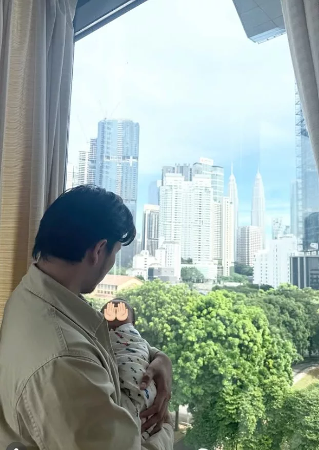 Fattah Amin, Amira Othman Timang Cahaya Mata Sulung, "Jadi Anak Soleh Penyejuk Mommy & Daddy" 6 Fattah Amin, Amira Othman Timang Cahaya Mata Sulung, “Jadi Anak Soleh Penyejuk Mommy & Daddy”