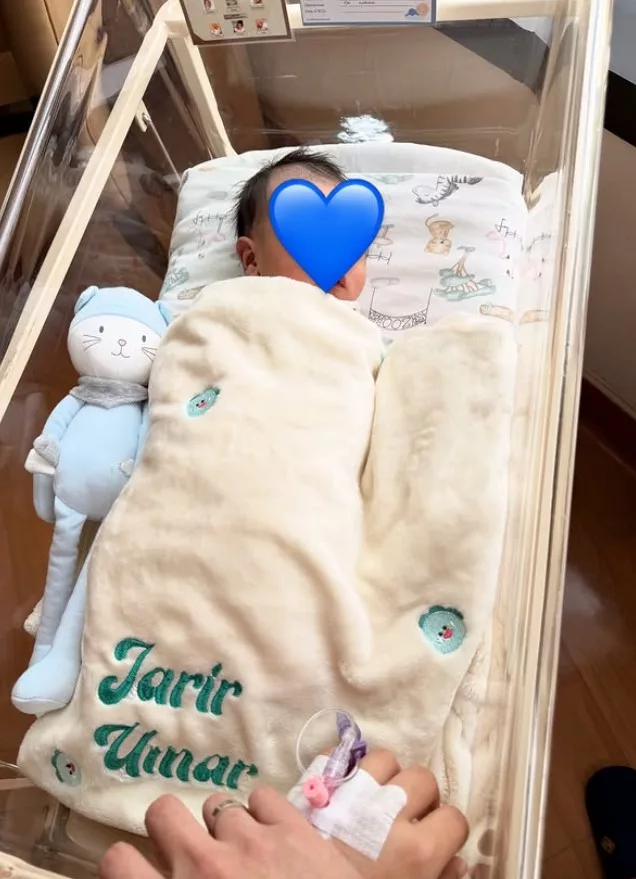 Fattah Amin, Amira Othman Timang Cahaya Mata Sulung, "Jadi Anak Soleh Penyejuk Mommy & Daddy" 7 Fattah Amin, Amira Othman Timang Cahaya Mata Sulung, “Jadi Anak Soleh Penyejuk Mommy & Daddy”