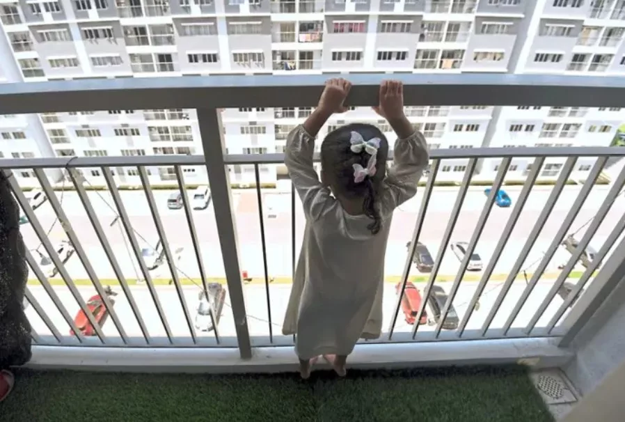 10 Tempat Bahaya Di Rumah Yang Ibu Ayah Kena Alert, Banyak Kes Anak Jatuh Bangunan. Ini Yang Wajib Tahu 4 10 Tempat Bahaya Di Rumah Yang Ibu Ayah Kena Alert, Banyak Kes Anak Jatuh Bangunan. Ini Yang Wajib Tahu