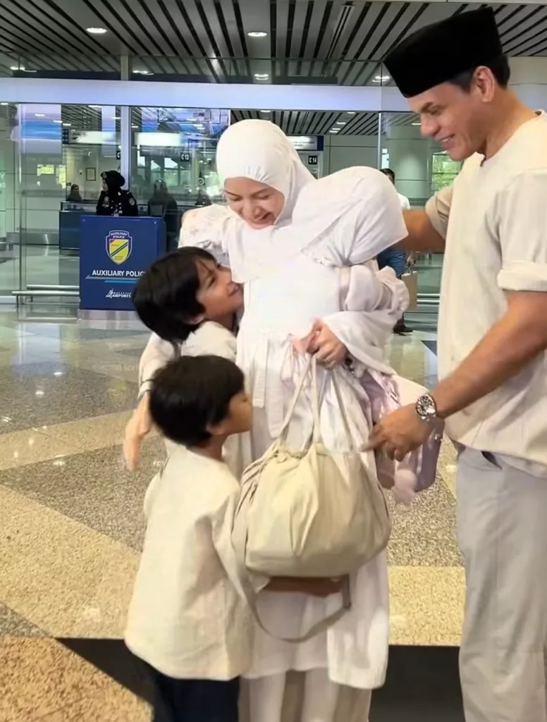 Air Mata Rindu Terlerai, Lisa Surihani Selamat Pulang Dari Tanah Suci Disambut Pelukan Keluarga 6 Air Mata Rindu Terlerai, Lisa Surihani Selamat Pulang Dari Tanah Suci Disambut Pelukan Keluarga