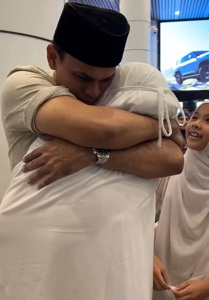Air Mata Rindu Terlerai, Lisa Surihani Selamat Pulang Dari Tanah Suci Disambut Pelukan Keluarga 5 Air Mata Rindu Terlerai, Lisa Surihani Selamat Pulang Dari Tanah Suci Disambut Pelukan Keluarga