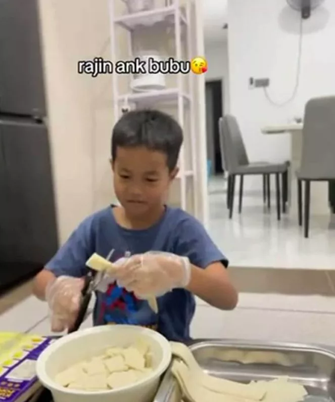 Anak 10 Tahun Pandai Memasak, Sikap Rajin Muhammad Adam Buat Ramai Kagum! 8 Anak 10 Tahun Pandai Memasak, Sikap Rajin Muhammad Adam Buat Ramai Kagum!