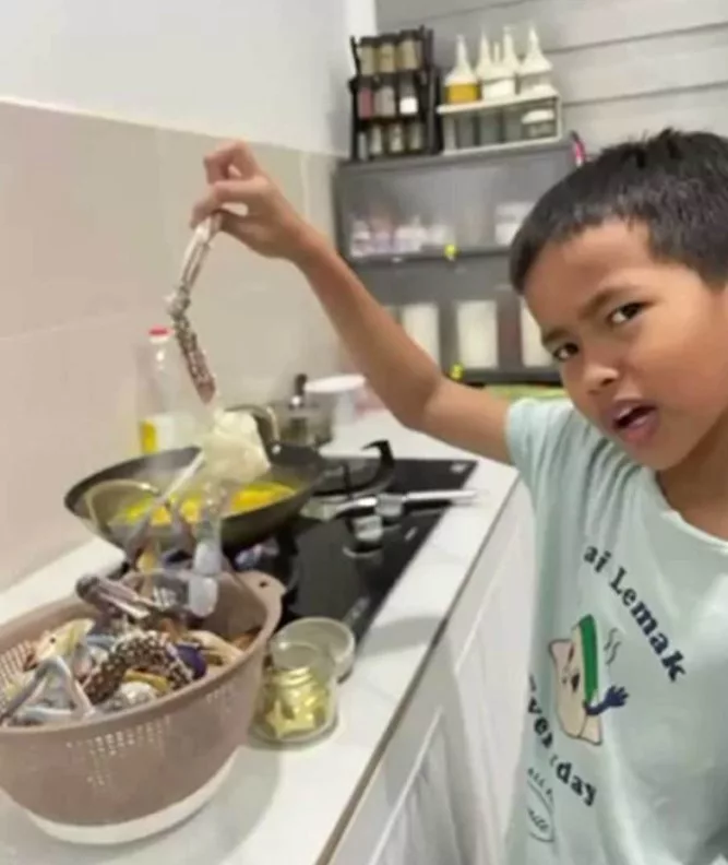 Anak 10 Tahun Pandai Memasak, Sikap Rajin Muhammad Adam Buat Ramai Kagum! 6 Anak 10 Tahun Pandai Memasak, Sikap Rajin Muhammad Adam Buat Ramai Kagum!