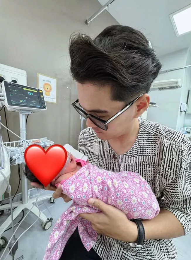 Kai Hassan & Isteri Timang Cahaya Mata Sulung, "Moga Jadi Anak Solehah" 7 Kai Hassan & Isteri Timang Cahaya Mata Sulung, “Moga Jadi Anak Solehah”