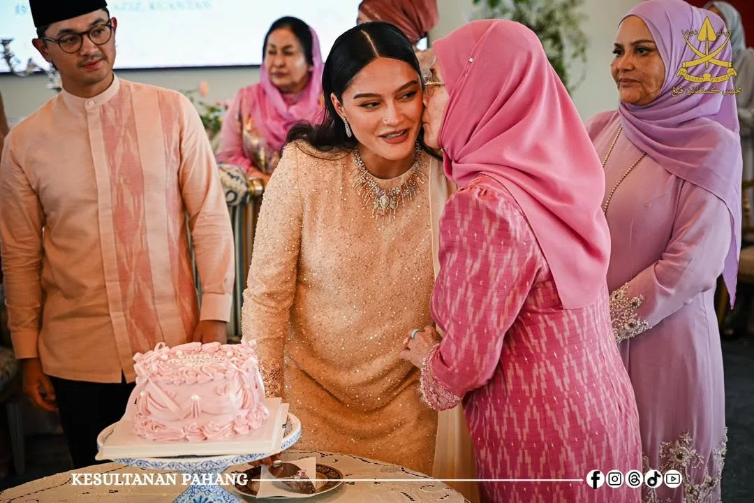 Tengku Arif Bendahara Timang Puteri Sulung, Tengku Nadine Amina Zahra Curi Perhatian!