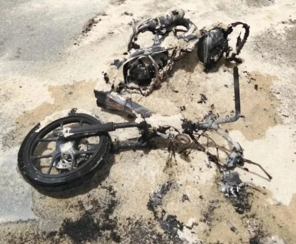 Ibu Hamil Tujuh Bulan & Anak Melecur, Motosikal Terbakar Selepas Dirempuh RXZ! 7 Ibu Hamil Tujuh Bulan & Anak Melecur, Motosikal Terbakar Selepas Dirempuh RXZ!