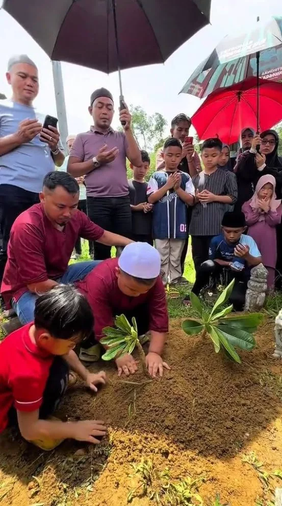 Adik Abang Aji Meninggal Dunia, "Allah Pinjamkan Hanya 49 Hari Bersama" 6 Adik Abang Aji Meninggal Dunia, “Allah Pinjamkan Hanya 49 Hari Bersama”