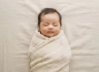 Bedung Bayi Banyak Kebaikan, Tapi Kena Ikut Cuaca!