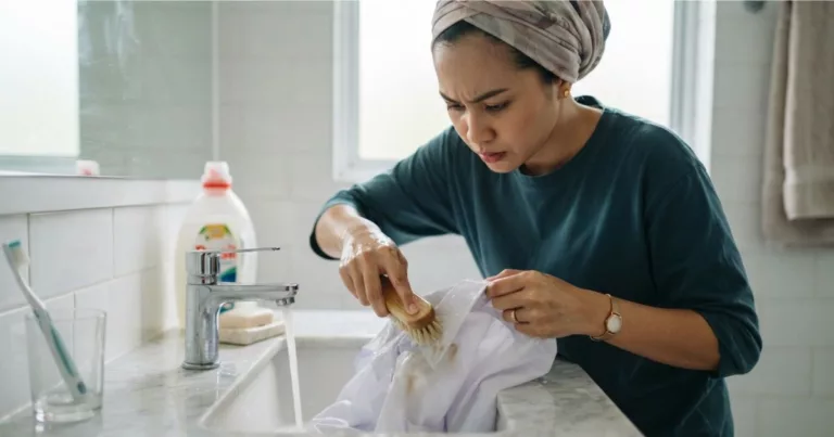 Baju Sekolah Putih Cepat Kusam & Kuning? Ini Tip Mudah Mak-Mak Boleh Cuba! 13 Baju Sekolah Putih Cepat Kusam & Kuning