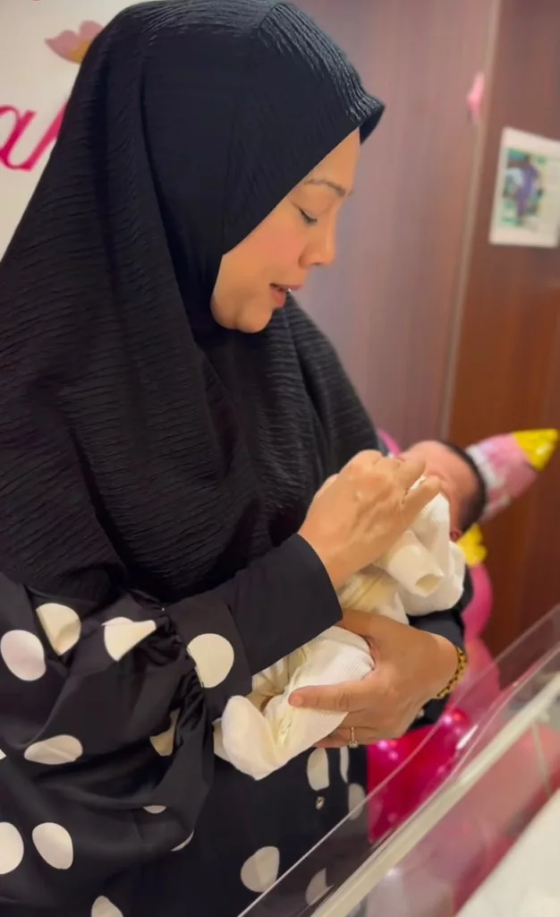 Sharifah Shahirah Timang Cucu Kedua, Nama Ésah' Raih Perhatian 6 Sharifah Shahirah Timang Cucu Kedua, Nama Ésah’ Raih Perhatian