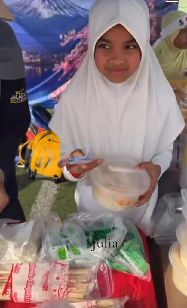Manisnya Momen Tok Ti Temani Aafiyah Di Hari Kantin Sekolah 6 Manisnya Momen Tok Ti Temani Aafiyah Di Hari Kantin Sekolah