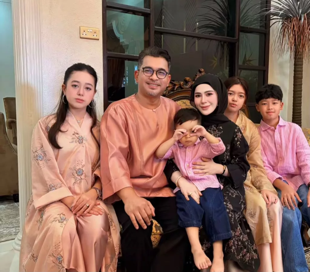 “Saya Takut Bila Ada Anak Sendiri, Hati Saya Akan Berubah” Madammu Kongsi Dilema Besarkan 3 Anak Tiri 10 “Saya Takut Bila Ada Anak Sendiri, Hati Saya Akan Berubah” Madammu Kongsi Dilema Besarkan 3 Anak Tiri