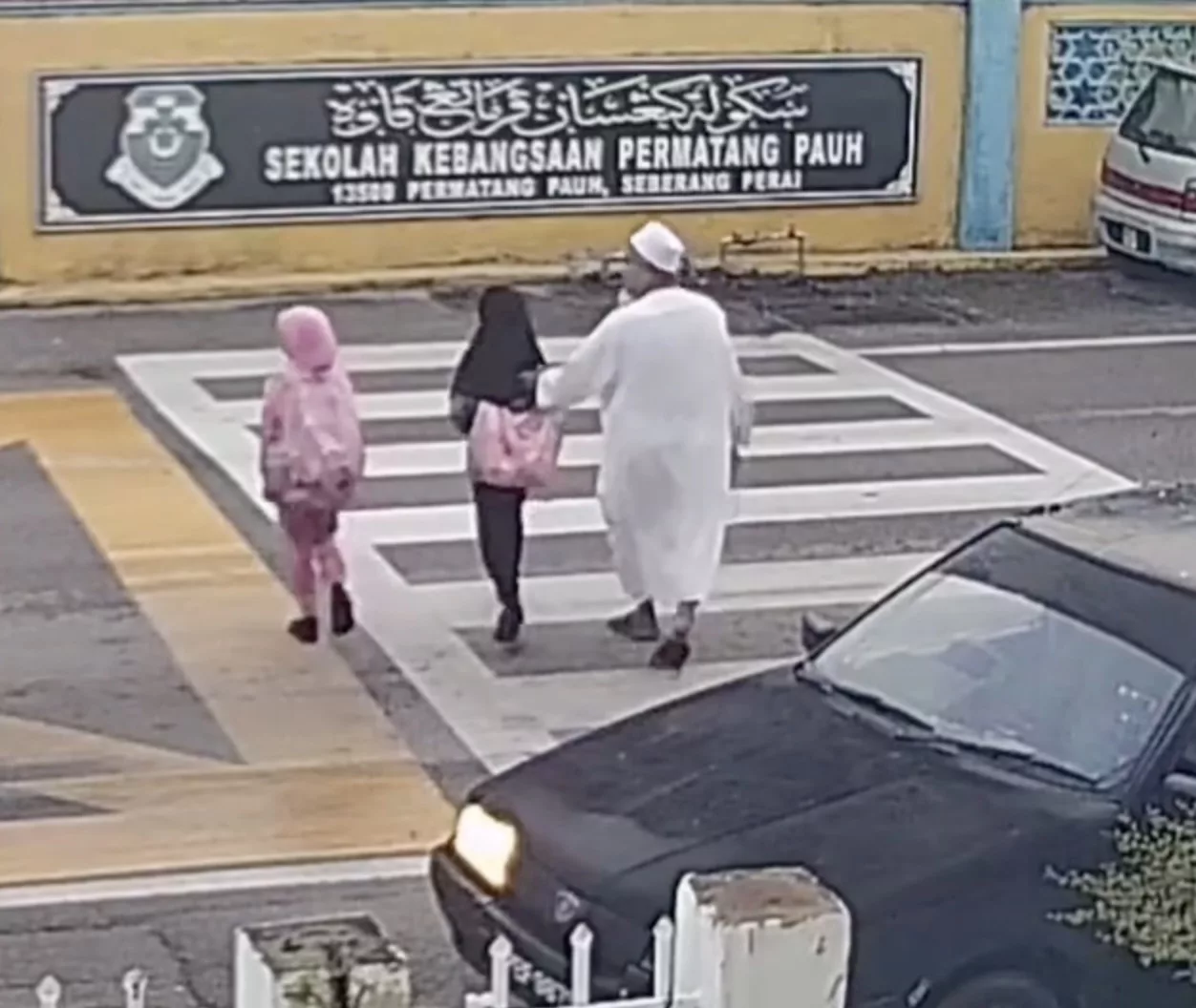 Dua Murid Perempuan Dirempuh Ketika Melintas Jalan, Polis Kesan Penunggang Motosikal! 3 Dua Murid Perempuan Dirempuh Ketika Melintas Jalan
