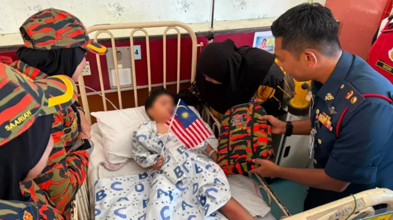 Kaki Kanak-Kanak 3 Tahun Digilis Tayar, Detik Cemas Depan Mata Ibu Ketika Perarakan Merdeka! 8 Kaki Kanak-Kanak 3 Tahun Digilis Tayar