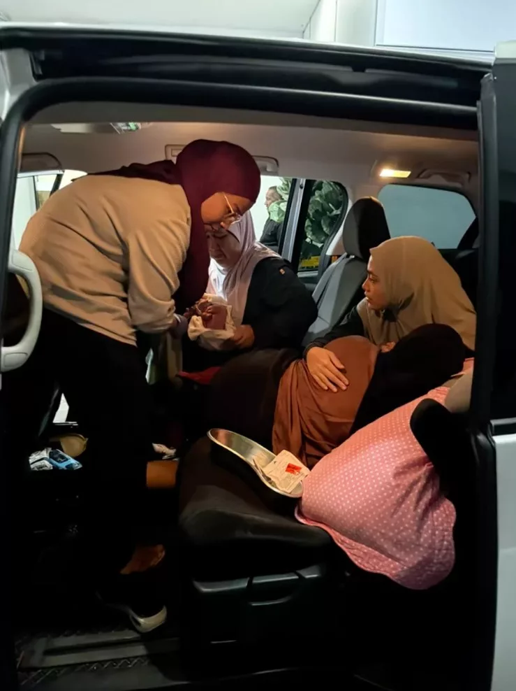 Bayi Lahir Dalam Kereta, Detik Cemas Nenek Berani Sambut Cucu Sendiri!