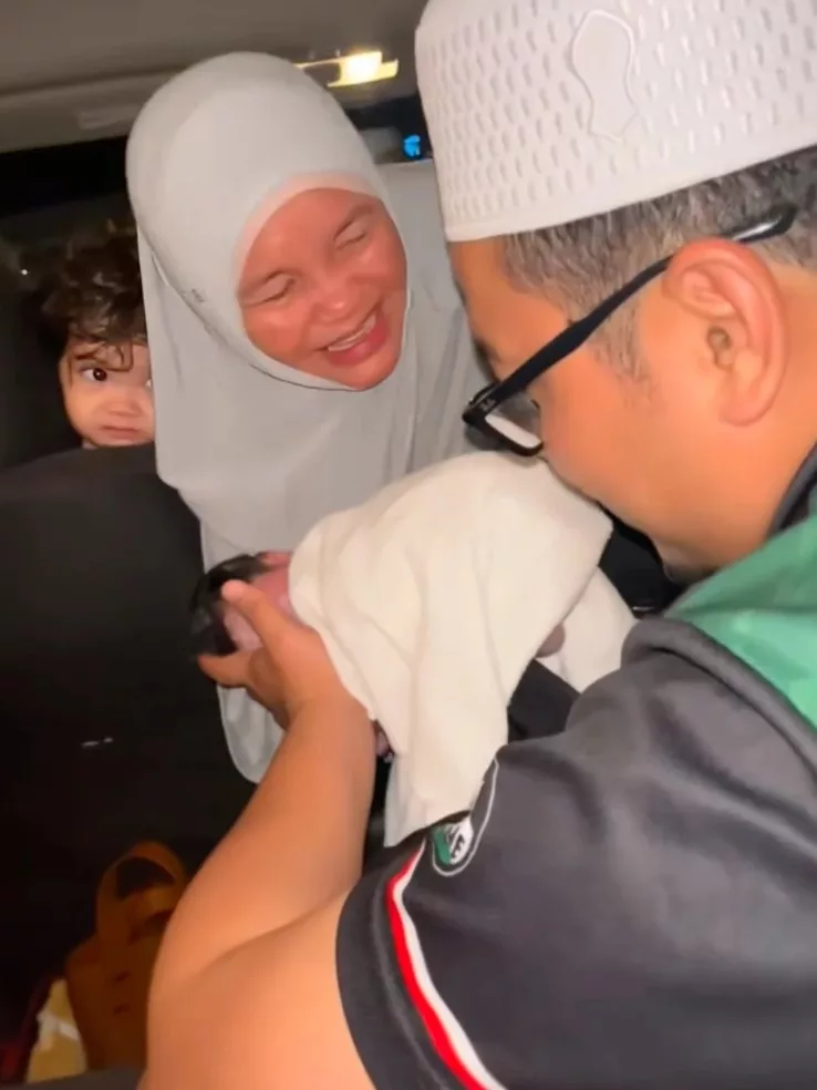 Bayi Lahir Dalam Kereta, Detik Cemas Nenek Berani Sambut Cucu Sendiri!
