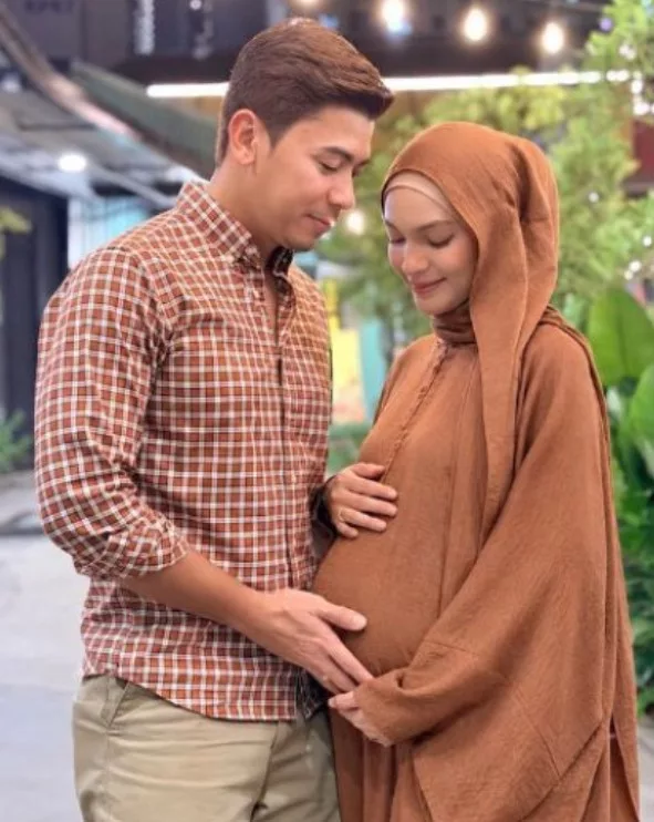 Tahniah! Amar Baharin & Amyra Rosli Selamat Timang Cahaya Mata Ketiga 3 Amar Baharin & Amyra Rosli Selamat Timang Cahaya Mata Ketiga