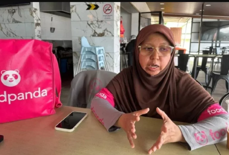 Ibu Tunggal OKU Tabah Cari Rezeki, Sanggup Berjalan 20KM Demi Anak!