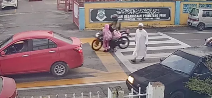Dua Murid Perempuan Dirempuh Ketika Melintas Jalan, Polis Kesan Penunggang Motosikal Dua Murid Perempuan Dirempuh Ketika Melintas Jalan