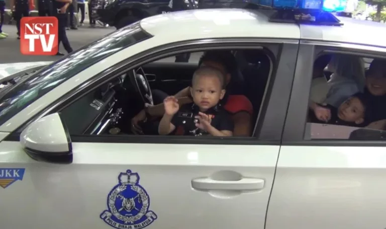 Minat Kereta Polis Jadi Semangat Kanak-Kanak 4 tahun Lawan Leukemia! 4 Minat Kereta Polis Jadi Semangat Kanak-Kanak 4 tahun Lawan Leukemia