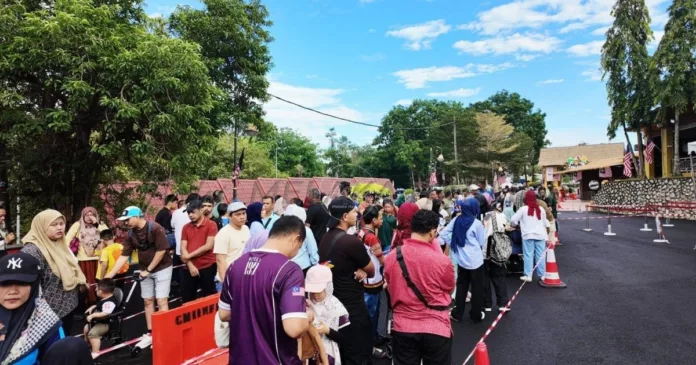 Zoo Melaka Diserbu, Ramai Beratur Seawal 6.30 Pagi Untuk Masuk Percuma! Zoo Melaka Diserbu, Ramai Beratur Seawal 6.30 Pagi