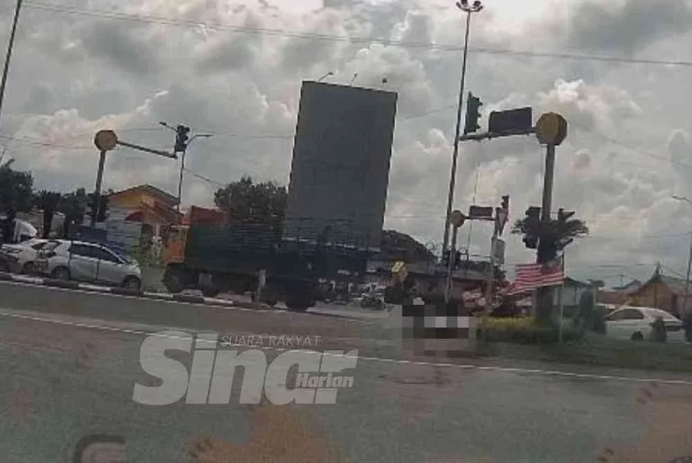 "Anak Saya Jatuh Ke Kanan…” Kemalangan Tragis, Murid Tahun Empat Meninggal Dunia Digilis Lori 5 "Anak Saya Jatuh Ke Kanan…” Kemalangan Tragis, Murid Tahun Empat Meninggal Dunia Digilis Lori