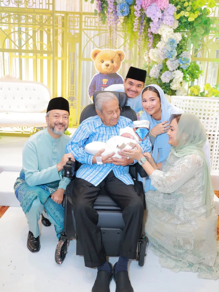 Majlis Akikah Cicit Tun Dr Mahathir, Ally Mukhriz Sebak Kenang Gunting Emas Arwah Nenek! 4 Majlis Akikah Cicit Tun Dr Mahathir, Ally Mukhtiz Sebak Kenang Gunting Emas Arwah Nenek!