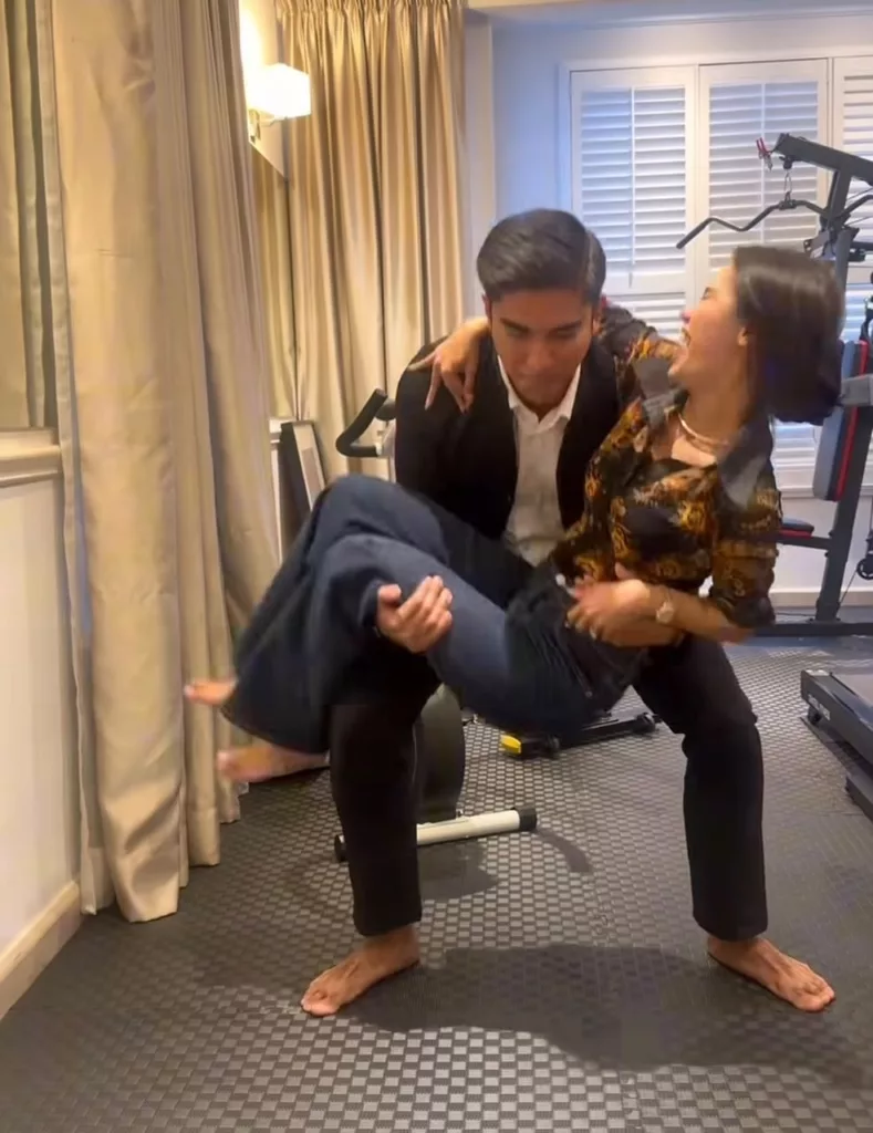 “Isteri Saya Dah Suruh Angkat Dia!” Syed Saddiq Dukung Bella Astillah, Ramai Suami Mula Berdebar Nak Balik Rumah 3 “Isteri Saya Dah Suruh Angkat Dia!” Syed Saddiq Dukung Bella Astillah, Ramai Suami Mula Berdebar Nak Balik Rumah