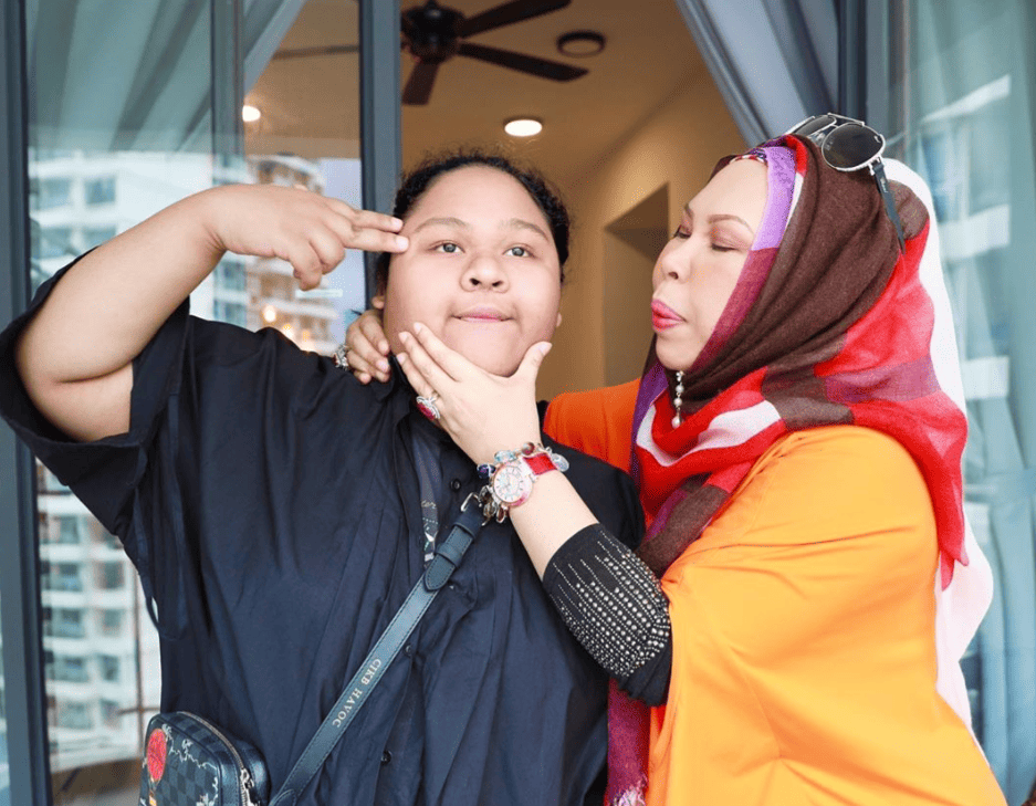 Masin Mulut Ibu! Rita Rudaini Kagum Cara DS Vida, "Patutlah Selalu Panggil, Cik B, Anak Mama Yang Hebat." 6 Masin Mulut Ibu! Rita Rudaini Kagum Cara DS Vida, "Patutlah Selalu Panggil, Cik B, Anak Mama Yang Hebat."