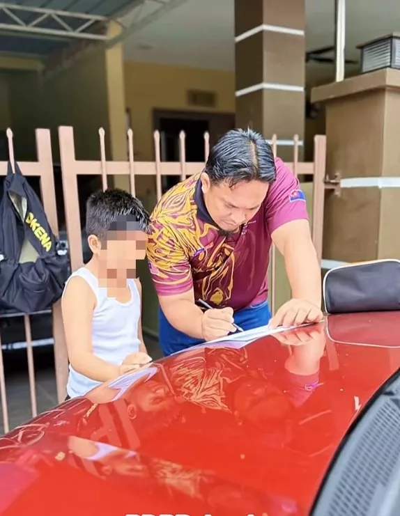 Cikgu Alif Sanggup Pergi Rumah Ke Rumah, Usaha Demi Anak Murid Belajar Ketika Jerebu! 4 Cikgu Alif Sanggup Pergi Rumah Ke Rumah, Usaha Murni Demi Anak Murid Ketika Jerebu!