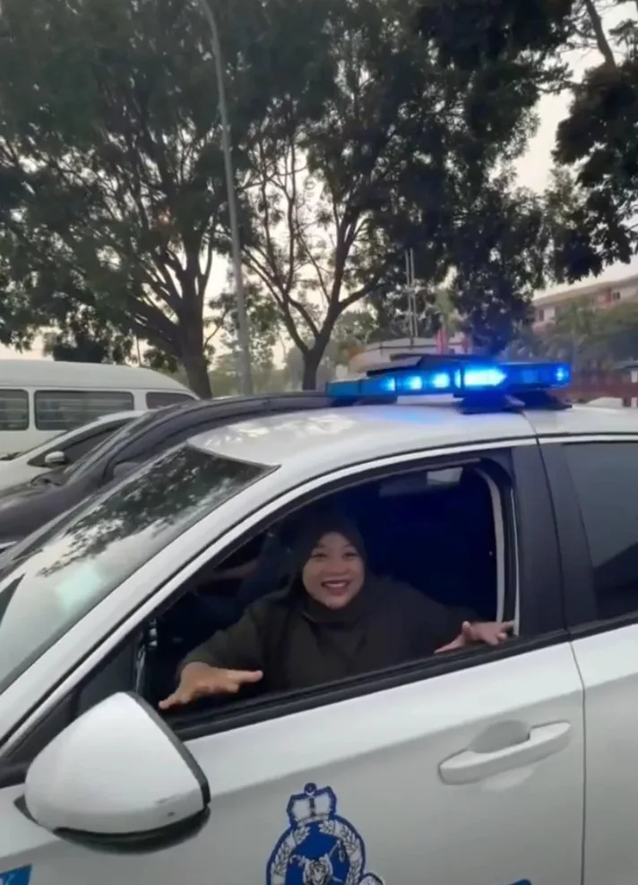 Mengidam Nak Naik Kereta Peronda Polis, Hasrat Ibu Hamil Ditunaikan! Ramai Puji Suami! 4 Mengidam Nak Naik Kereta Peronda Polis, Hasrat Ibu Hamil Ditunaikan! Ramai Puji Suami!