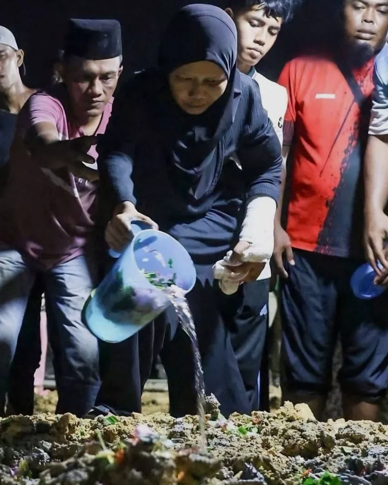Ibu Reda, Tiga Beradik Kemalangan Dikebumikan Dalam Satu Liang Lahad! 3 Ibu Reda, Tiga Beradik Kemalangan Dikebumikan Dalam Satu Liang Lahad!