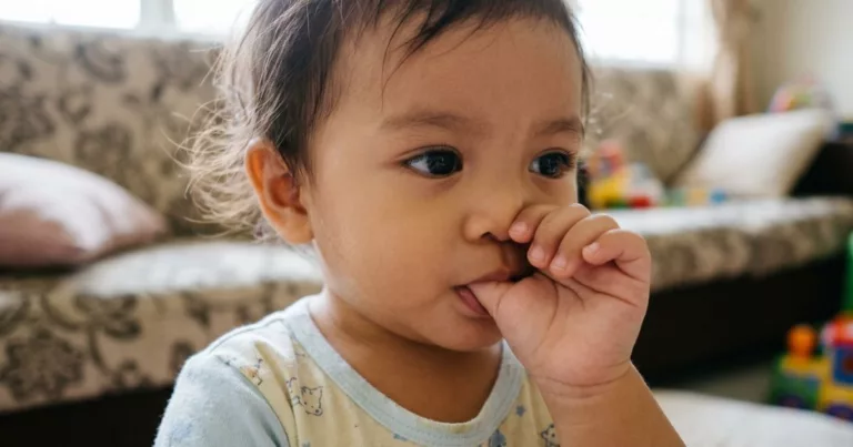 Anak Suka Hisap Jari, Jangan Cepat Larang! Tapi Bila Perlu Risau?