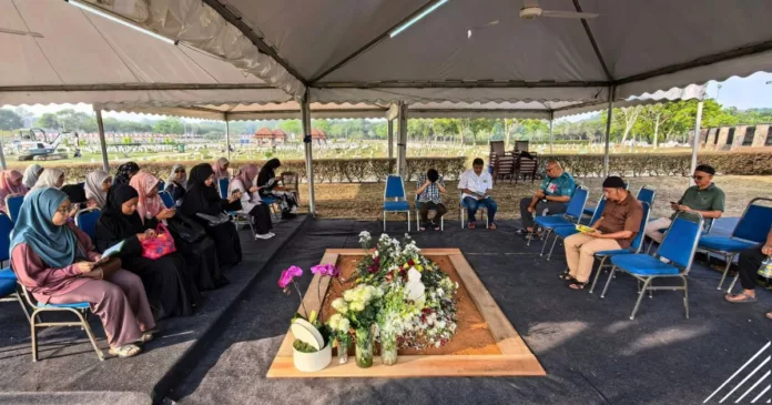 Pusara Tun Dr Siti Hasmah Kini Dibuka Pusara Tun Dr Siti Hasmah Kini Dibuka