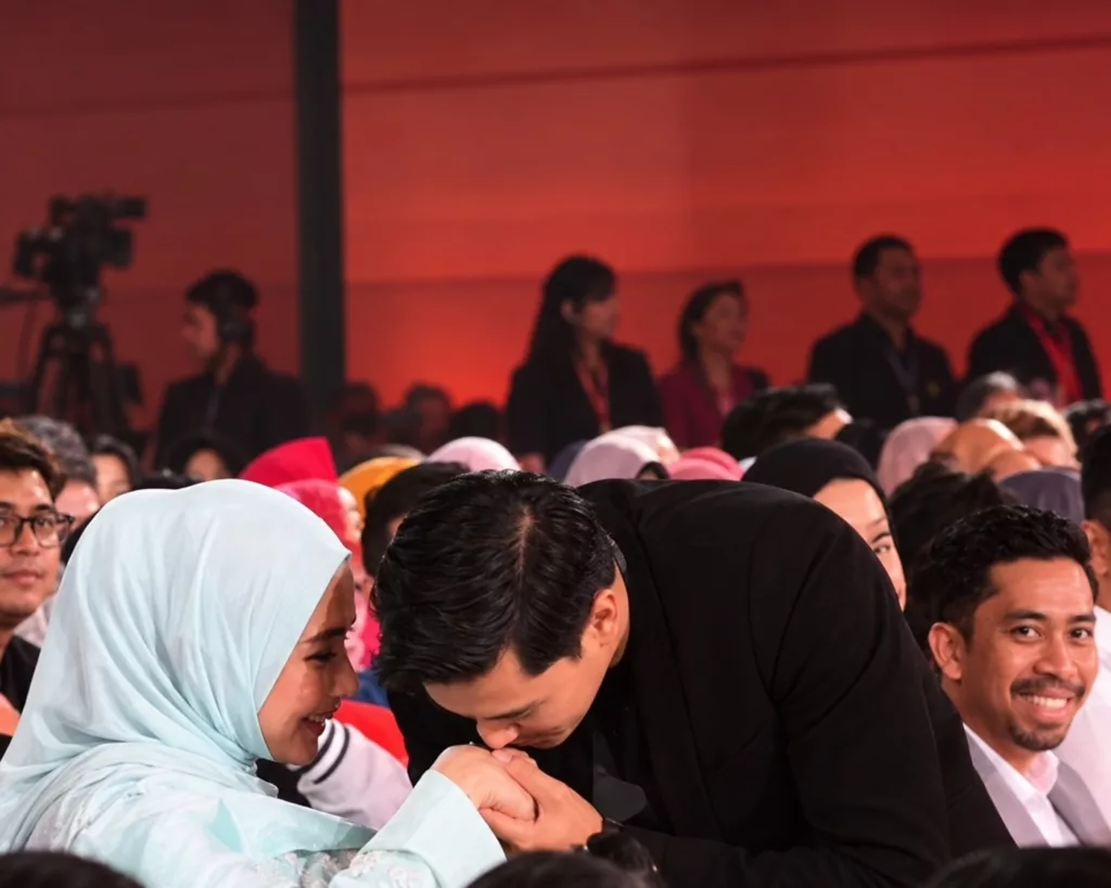 “Dua Tahun Berturut, Dan Rezeki Anak” Fattah Amin Cium Tangan, Ini Reaksi Amira 7 “Dua Tahun Berturut, Dan Rezeki Anak” Fattah Amin Cium Tangan, Ini Reaksi Amira