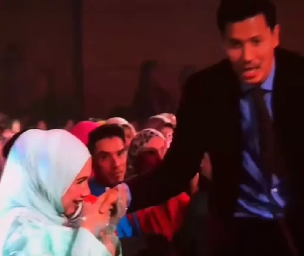 “Dua Tahun Berturut, Dan Rezeki Anak” Fattah Amin Cium Tangan, Ini Reaksi Amira 8 “Dua Tahun Berturut, Dan Rezeki Anak” Fattah Amin Cium Tangan, Ini Reaksi Amira