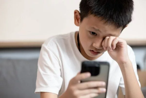 Anak Makin Lama Depan Skrin? Jangan Tunggu Sampai Jadi Kebiasaan, Ini Risiko & Cara Ibu Ayah Boleh Kawal
