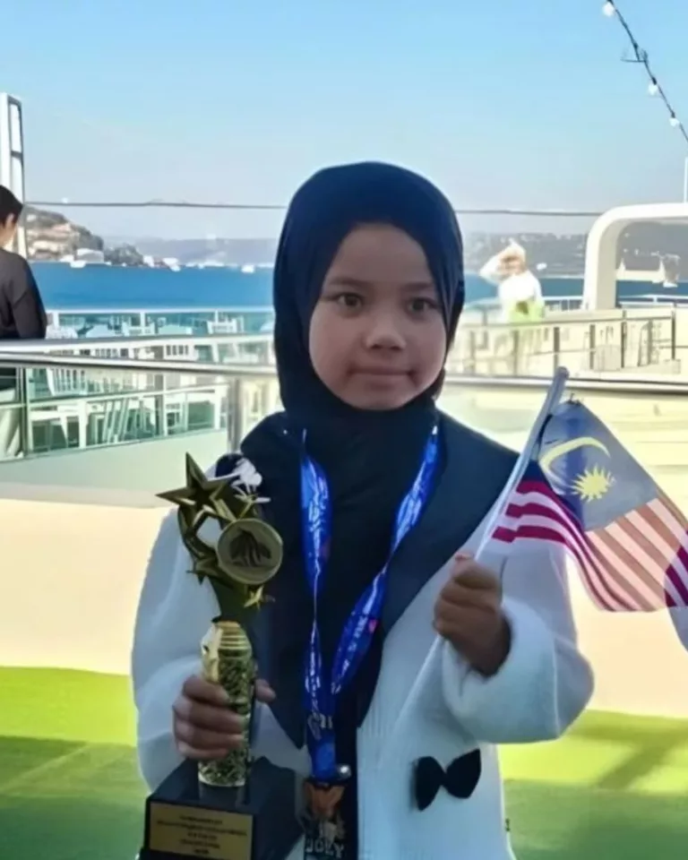 Baru Usia 8 Tahun, Aisya Azzahra Bergelar Juara Dunia Pertandingan Bahasa Inggeris Di Istanbul! 5 Baru Usia 8 Tahun, Aisya Azzahra Bergelar Juara Dunia Pertandingan Bahasa Inggeris Di Istanbul!