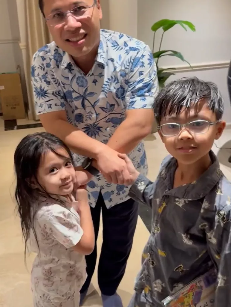 Ayden & Ara Pandai Bawa Diri Bertemu Menteri Singapura, Cara Syed Saddiq Ajar Adab Bersalam Dipuji Ramai! 3 Ayden & Ara Pandai Bawa Diri Bertemu Menteri Singapura, Cara Syed Saddiq Ajar Adab Bersalam Dipuji Ramai!