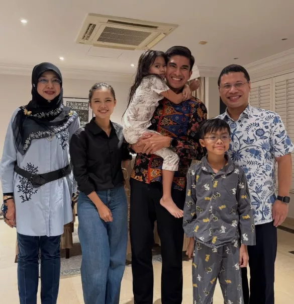 Ayden & Ara Pandai Bawa Diri Bertemu Menteri Singapura, Cara Syed Saddiq Ajar Adab Bersalam Dipuji Ramai! 4 Ayden & Ara Pandai Bawa Diri Bertemu Menteri Singapura, Cara Syed Saddiq Ajar Adab Bersalam Dipuji Ramai!